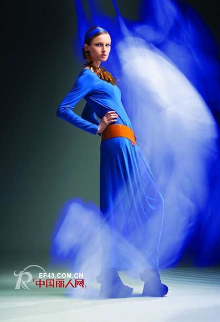 冬裙如何搭配 蓝色长裙搭出灵动之气