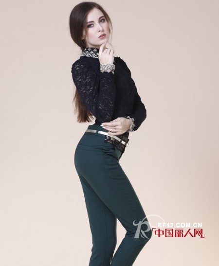 冬季亮色系裤子搭配 告别沉闷季节