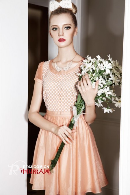 怎么穿更有女人味 唯美连衣裙让你楚楚动人