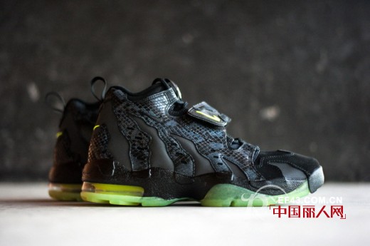 Nike推出美式足球鞋 全新配色设计「Snake Glow」