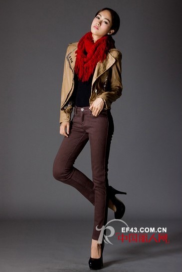 加绒紧身裤装扮 冬季性感又保暖