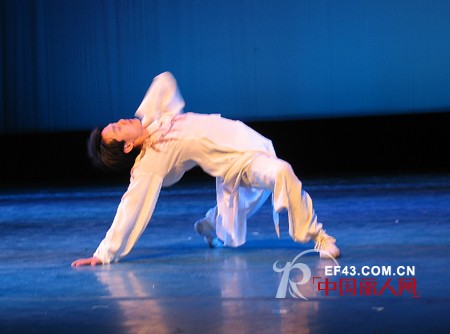 浅谈中国古典舞蹈《风吟》演出服饰装扮