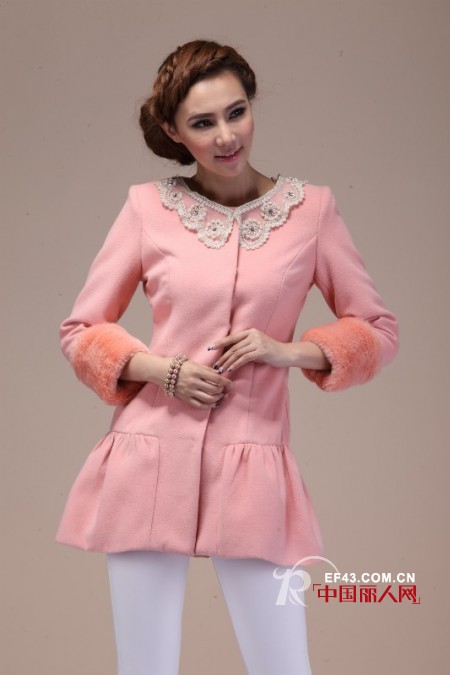 呢子风衣搭配 长款粉色呢风衣装扮