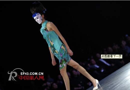 2013武汉国际时装周 模特戴面具走秀