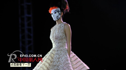 2013武汉国际时装周 模特戴面具走秀