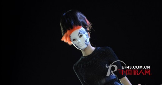 2013武汉国际时装周 模特戴面具走秀