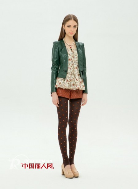 波点长袜冬天怎么搭配 学院派必备品