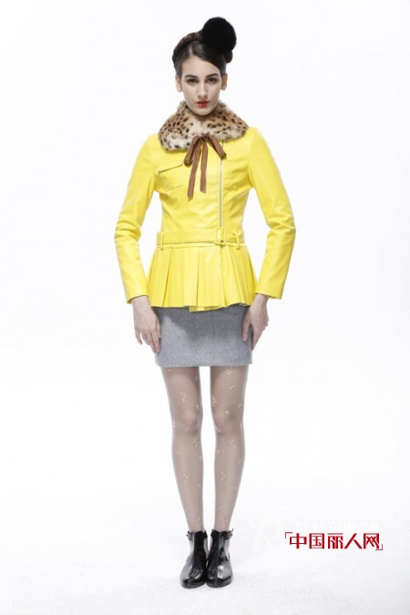 冬天穿什么颜色好看 亮黄色外套如何内搭