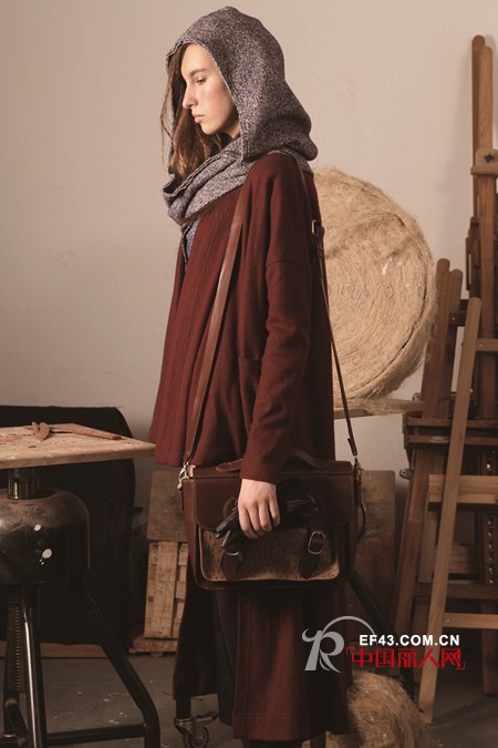 冬装枣红色 年轻色彩玩转时尚界