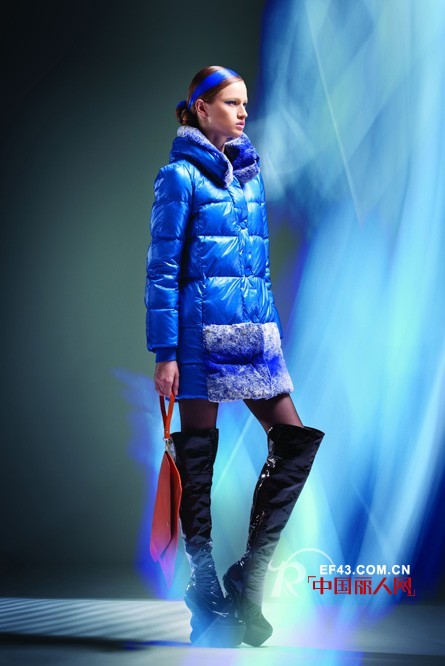 2013蓝色羽绒服强势来袭 新潮衬肤两不误