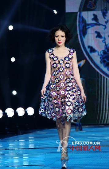 光盘也能做服装 创意环保服装秀