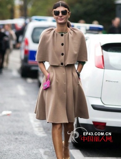 驼色斗篷外套搭配 轻松遮掉小肉肉