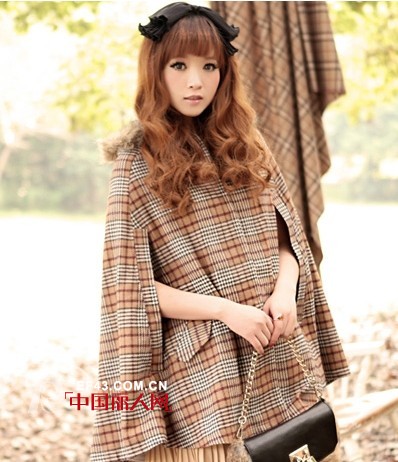 斗篷外套搭配起来 秋冬显瘦必备