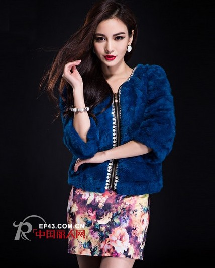 冬天时尚服装搭配 短款打造萝莉风格