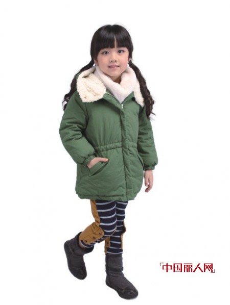 军绿色外套怎么搭配 军绿色服装搭配