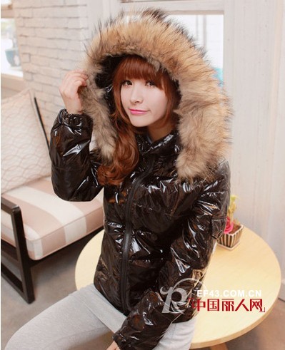 毛领羽绒服款式搭配 冬日即保暖又时尚