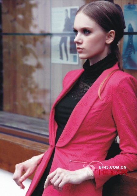 冬天玫红色外套怎么搭配 欧妮纳玫红色单品推荐