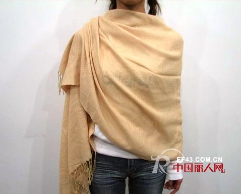 常见披肩系法  享受不同搭配样式带来的乐趣