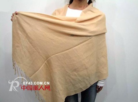 常见披肩系法  享受不同搭配样式带来的乐趣