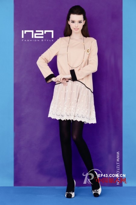 冬季蕾丝打底裙搭配 女生粉嫩系搭配术