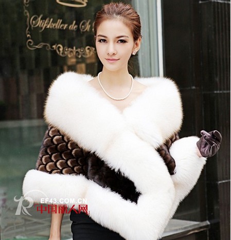 秋冬流行皮草披肩 气质装扮做个贵妇人