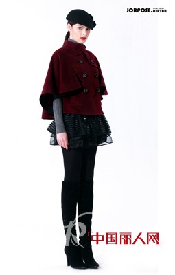 酒红色大衣如何搭配