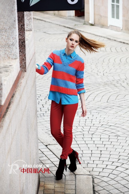 蓝色的衣服怎么搭配 蓝色外套配什么颜色打底