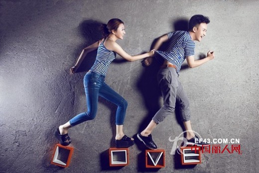 80后创意婚纱照片