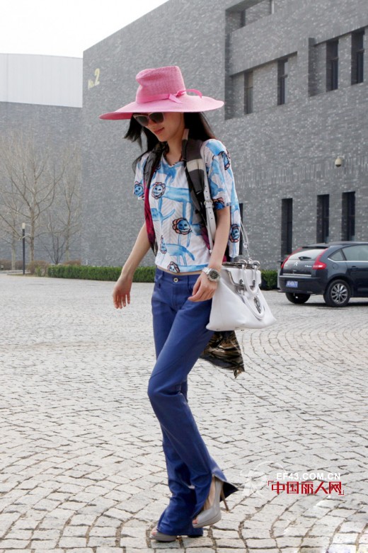 70年代复古潮 喇叭裤怎么搭配才显腿长