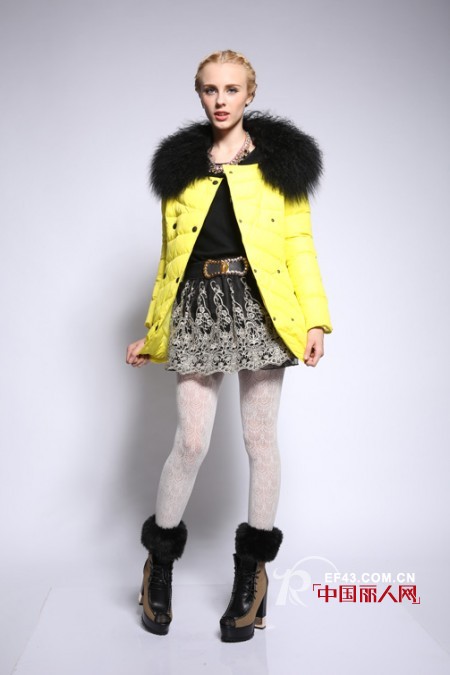 大毛领羽绒服搭配 短款羽绒服款式