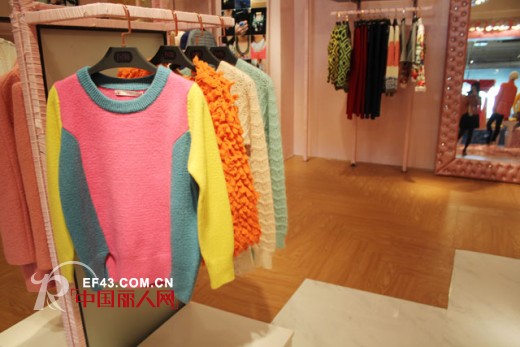 热烈祝贺连奴时装P+TWO品牌中山港口店隆重开业