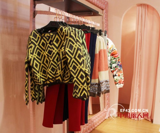 热烈祝贺连奴时装P+TWO品牌中山港口店隆重开业