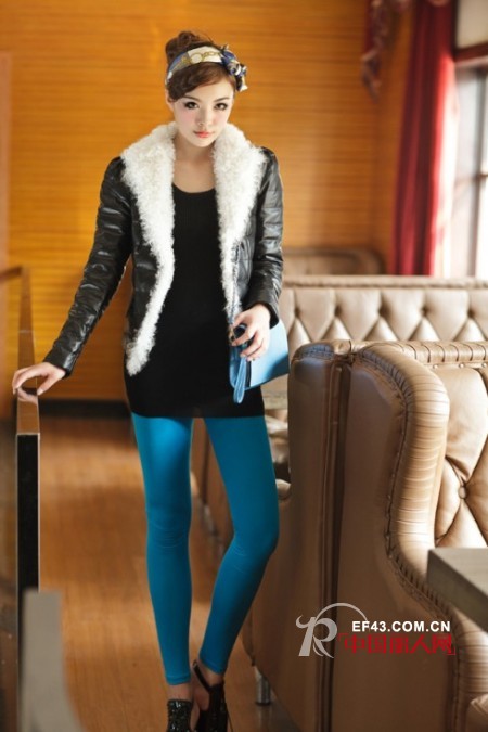 女士黑色短款皮外套配什么打底
