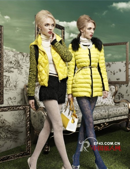 亮色羽绒服女款里面搭配什么颜色