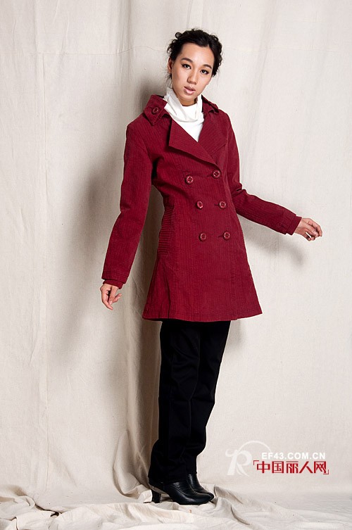 温暖初冬季节 酒红色单品穿搭出气质美女