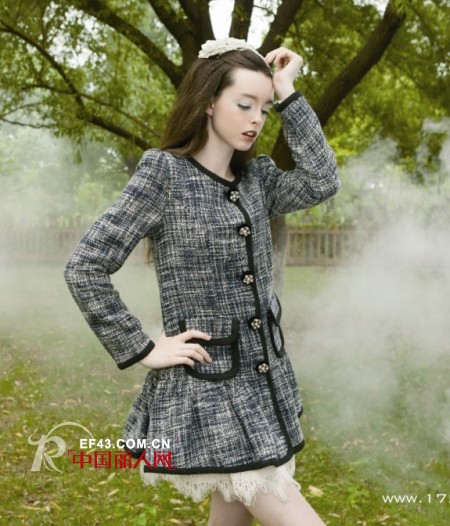 冬季女生穿灰色衣服搭配什么