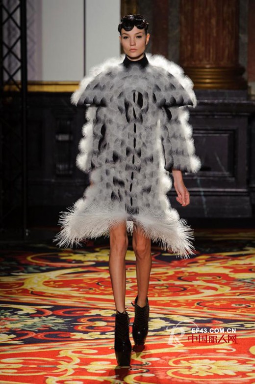2013春夏Iris van Herpen 女装“像树的根须蔓延”诠释时尚