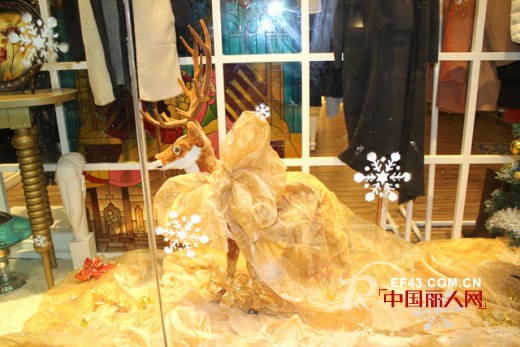 A/E金色圣诞橱窗 带您感受最时尚的节日气氛