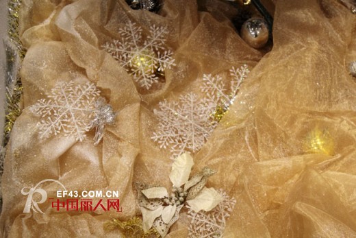 A/E金色圣诞橱窗 带您感受最时尚的节日气氛