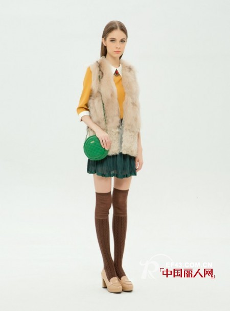 女装色彩搭配  浅黄色怎么搭好看