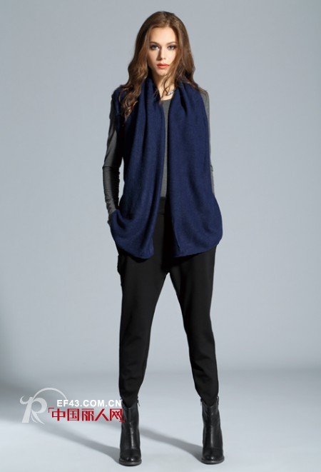 灰色衣服搭配长款围巾是什么样子