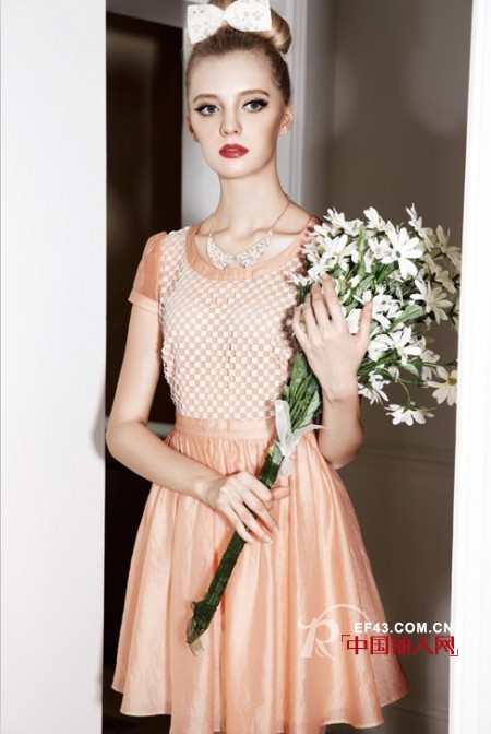 欧根纱连衣裙款式 连衣裙怎么搭配好看