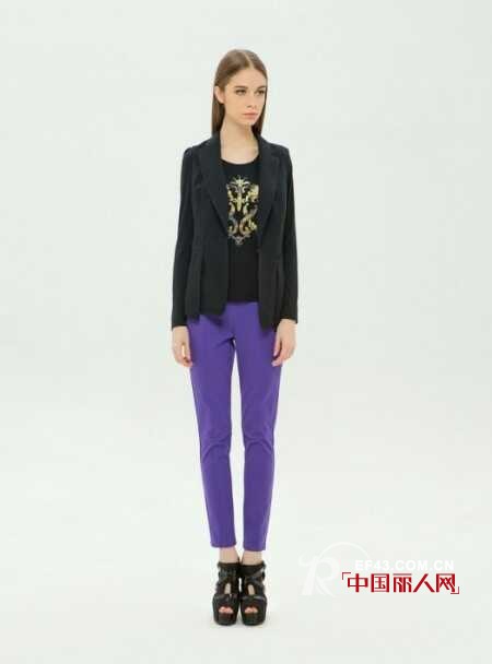 【女款西装搭配】黑色西装搭出沉稳气质