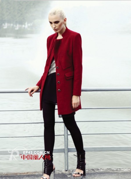 酒红色衣服好搭配吗  呢子大衣怎么搭配好看