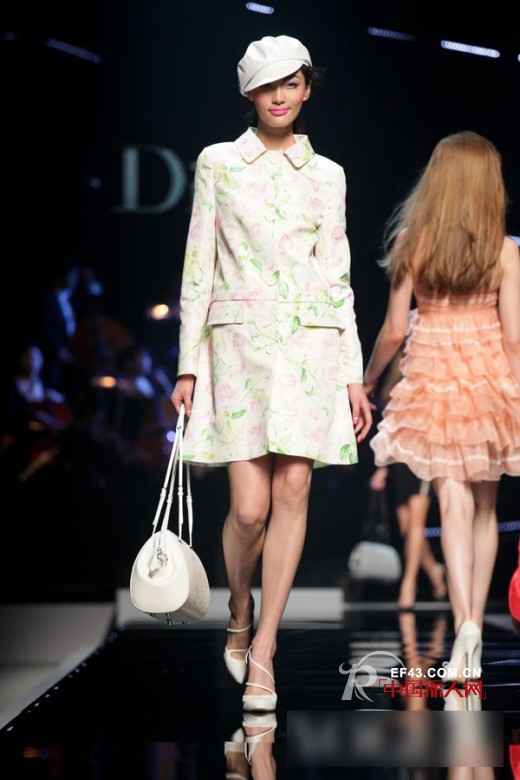 印花大衣搭配 怎么搭出恬淡雅韵气质