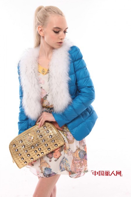 短款羽绒服搭配裙子好看吗