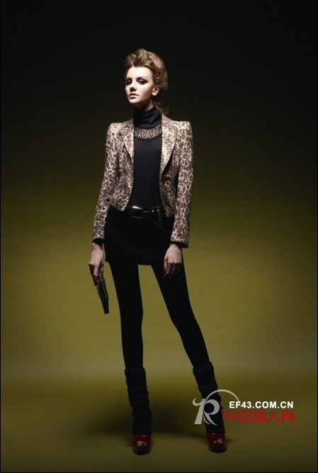 【女款西装搭配】经典黑和豹纹西装怎么搭更时尚