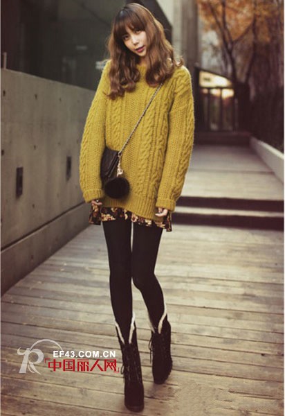 什么颜色的毛衣配短裙好看 冬日毛衣配短裙俏皮显高搭配