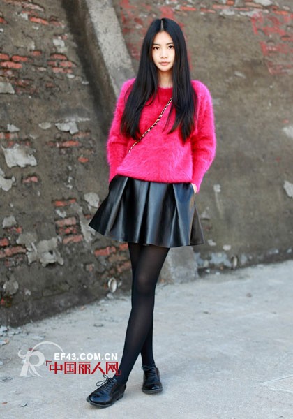 什么颜色的毛衣配短裙好看 冬日毛衣配短裙俏皮显高搭配