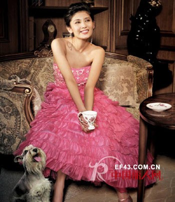 圣诞派对穿什么礼服 女生就选亮色粉红玫瑰红